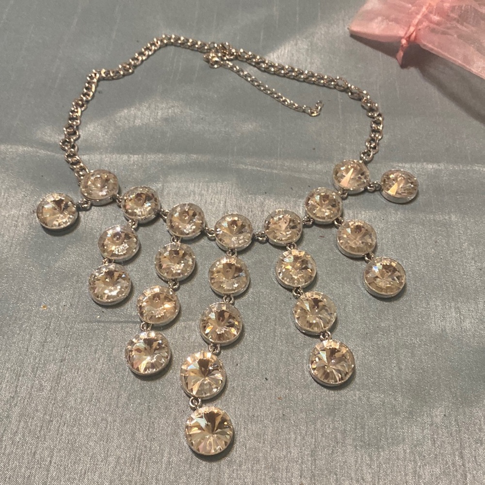 SILVER STONED NECKLACE